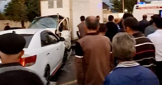 Şəkidə “KIA” yük maşınına çırpıldı, qadın sərnişin yaralandı VİDEO