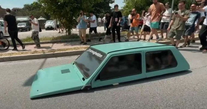 Dünyanın ən alçaq avtomobili Uzanaraq idarə edilir FOTO