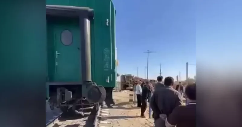 В Узбекистане пассажирский поезд столкнулся с грузовиком