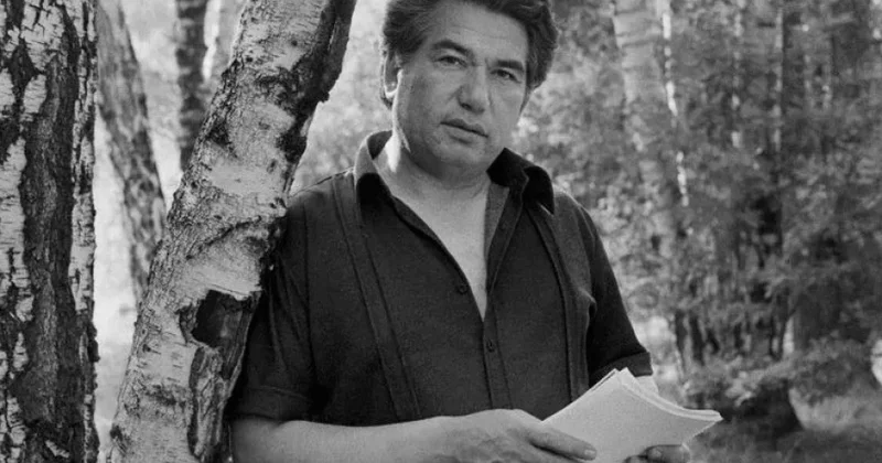 Sadır Japarov Çingiz Aytmatovun 100 illik yubileyi ilə bağlı fərman imzalayıb