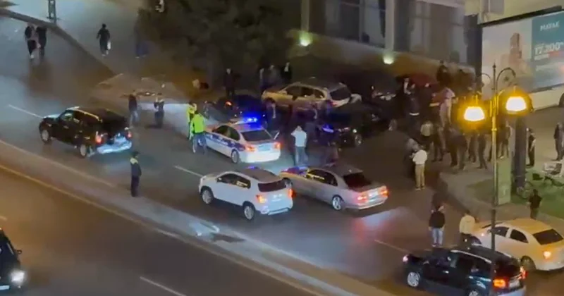 Polisdən qaçan sürücü dayanacaqdakı maşınlara çırpıldı VİDEO