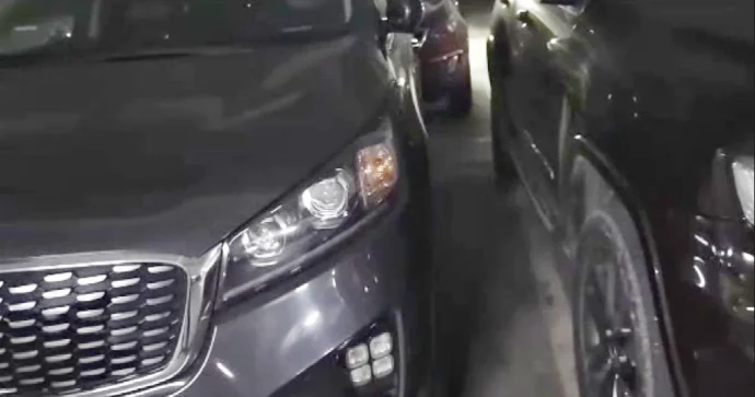 Maşını düzgün park etməyən sürücü parkinqdə hamıya problem yaratdı 10 GA 212 VİDEO