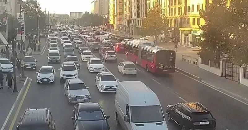 Bakının bir sıra yollarında nəqliyyatın sıxlığı yaranıb SİYAHI