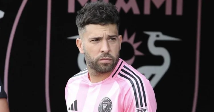 Məşhur futbolçu karyerasını başa vurur