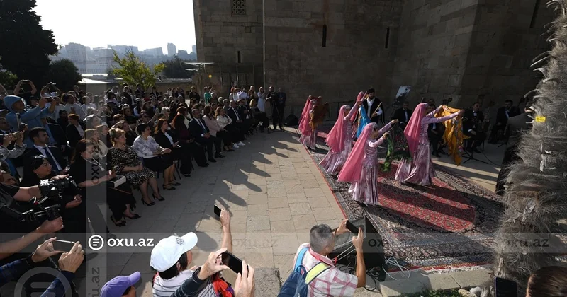 İçərişəhər in divarları arasında ahıllar və uşaq evi sakinlərinin iştirakı ilə Arşın mal alan tamaşası
