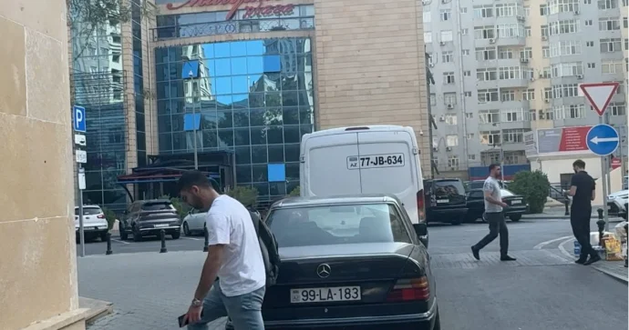 Bakıda qaydaların hər gün pozulduğu küçə; sürücü maşını “zebra”nın üstündə saxlayıb getdi FOTO