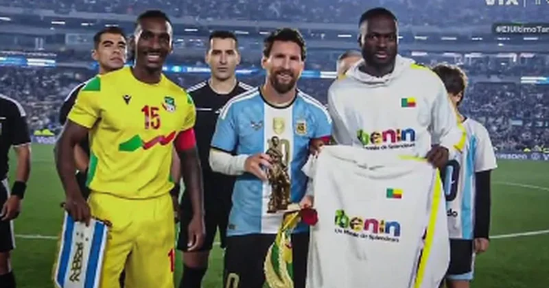 “Neftçi”nin futbolçusu Messiyə xüsusi hədiyyələr təqdim edib FOTO