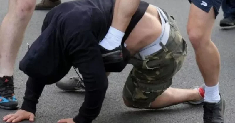 В Азербайджане толпой напали на юношу ВИДЕО