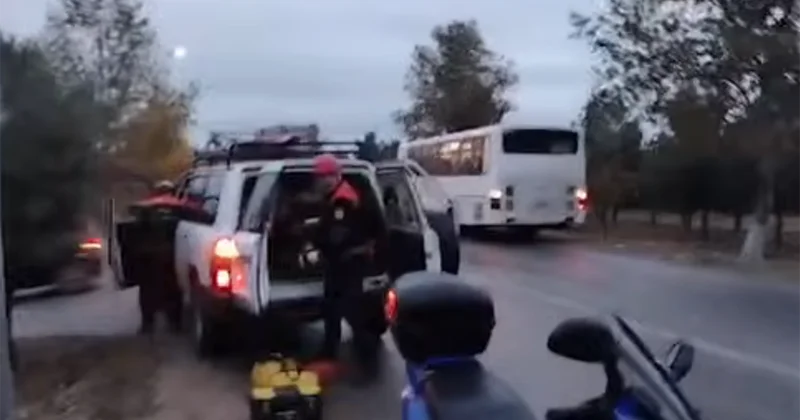 “Lada” və avtobus qəza törətdi Sürücü belə xilas edildi Video