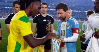 “Neftçi”nin futbolçusu vida matçında Messiyə qarşı oynadı VİDEO