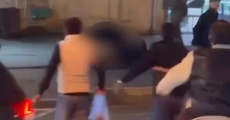 Bakıda kişi küçədə 24 yaşlı qızı öldürdü Video