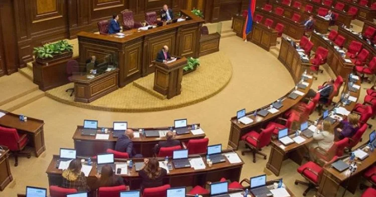 Erməni deputatların altı köməkçisinin parlamentə daxil olması qadağan edilib
