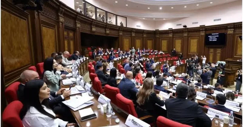 Помощникам депутатов ограничили доступ в парламент Армении из за драки