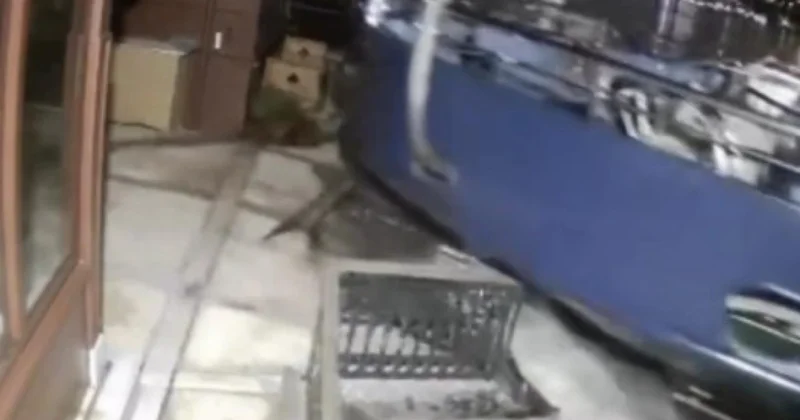 В Стамбуле катер протаранил 200 летний особняк на берегу Босфора ВИДЕО