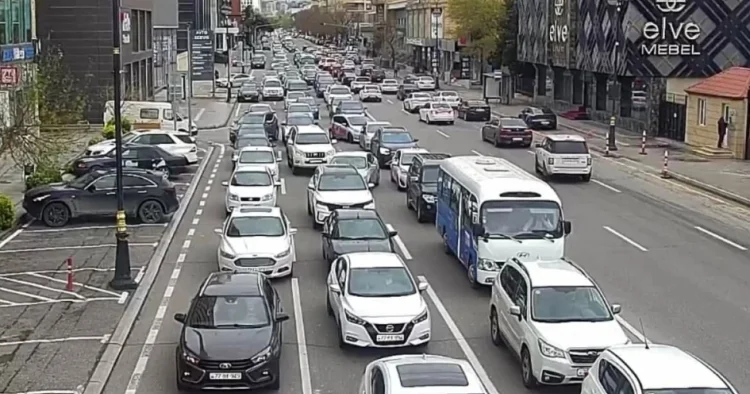 Bakıda 12 yolda sıxlıq müşahidə olunur