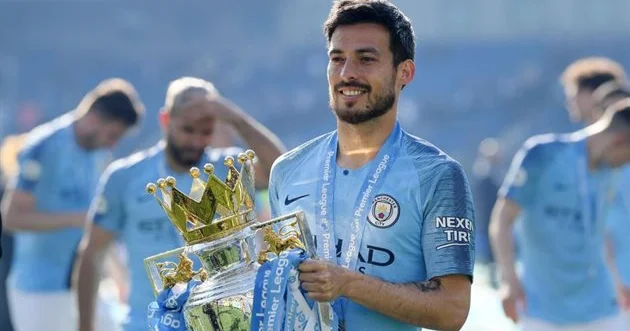 Dünya çempionu futbola qayıtdı