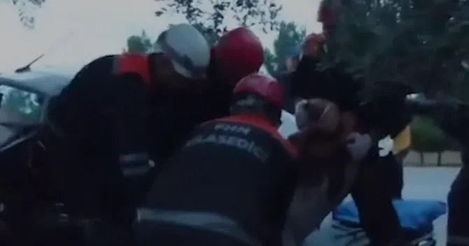 Bakıda avtobusla toqquşan maşın ağaca çırpıldı: Sürücü belə xilas edildi