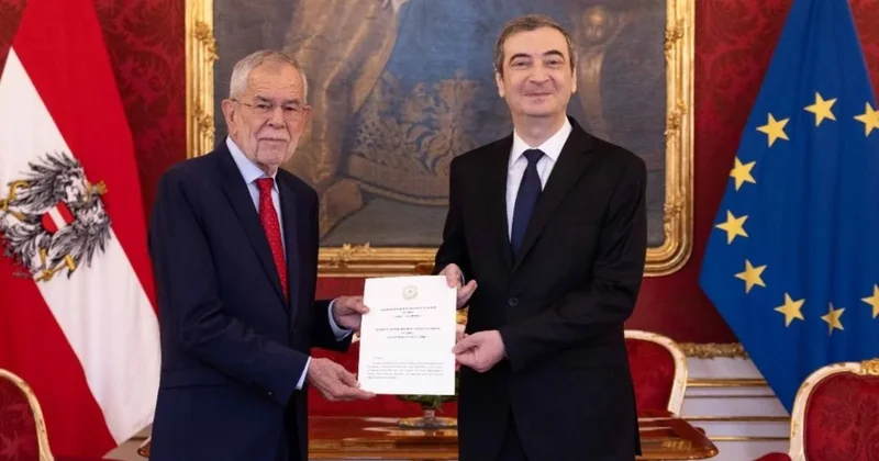 Kamil Xasiyev etimadnaməsini Avstriya Prezidentinə təqdim edib