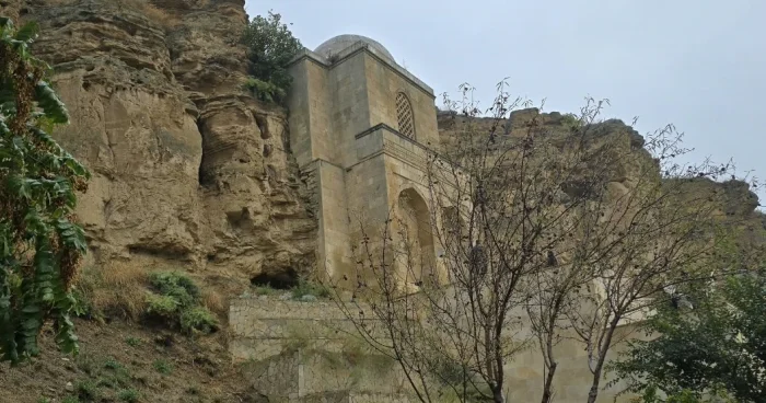 Sirrin cazibəsi: 7 əsrlik “Diri Baba” turistlərin diqqətində