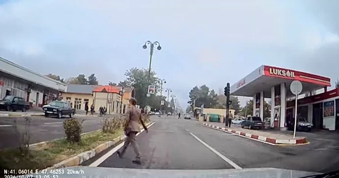 Parkla yolu səhv salan piyada qəza təhlükəsi yaratdı VİDEO