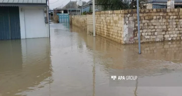 Bakıda yağışdan sonra su basan ev QARƏT OLUNDU