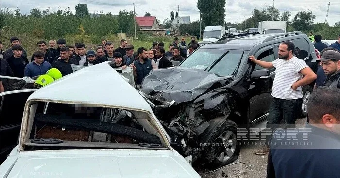 “Prado” VAZ la toqquşdu: ölən var Foto