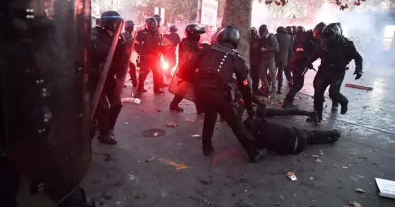 Parisdə polis etirazçılara qarşı gözyaşardıcı qaz və dəyənəklər tətbiq edib