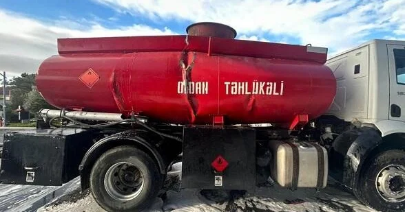SOCAR ın yanacaq daşıyan maşını qəzaya düşdü Video