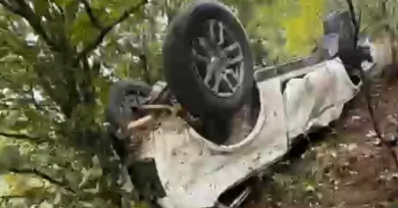 Avtomobil dağlıq yolda 70 metr məsafədə dərəyə yuvarlandı