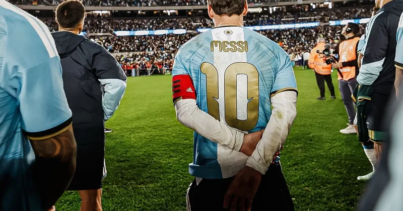 Messi: “Komanda yoldaşlarım məni dünya çempionu etdilər“