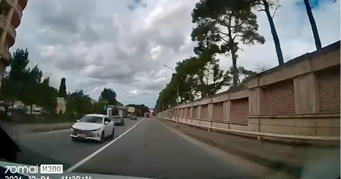 Əks yolla gələn “BYD” sürücüsü son anda zolağına qayıtdı VİDEO