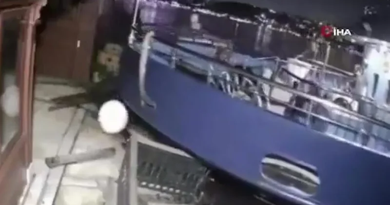 Теплоход врезался в старинный особняк на Босфоре ВИДЕО