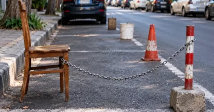 Yol kənarlarını hansısa əşya ilə zəbt edərək özünə parkinq saxlayanları nə gözləyir? ƏRŞAD HÜSEYNOV