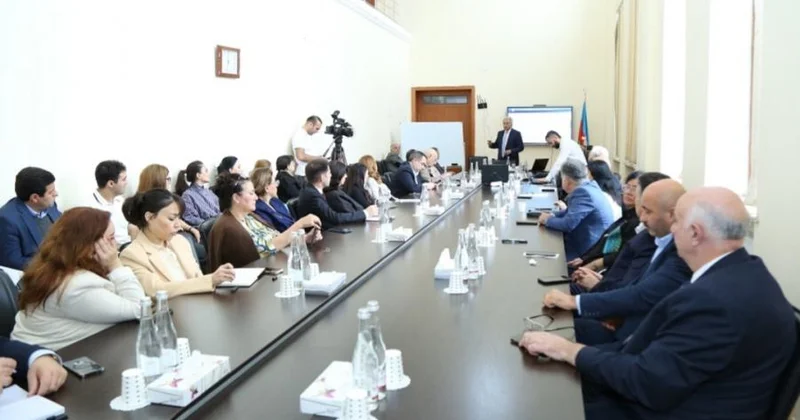Professor Nazim Müzəffərli Daimi Elmi Seminarda təqdimatla çıxış edib