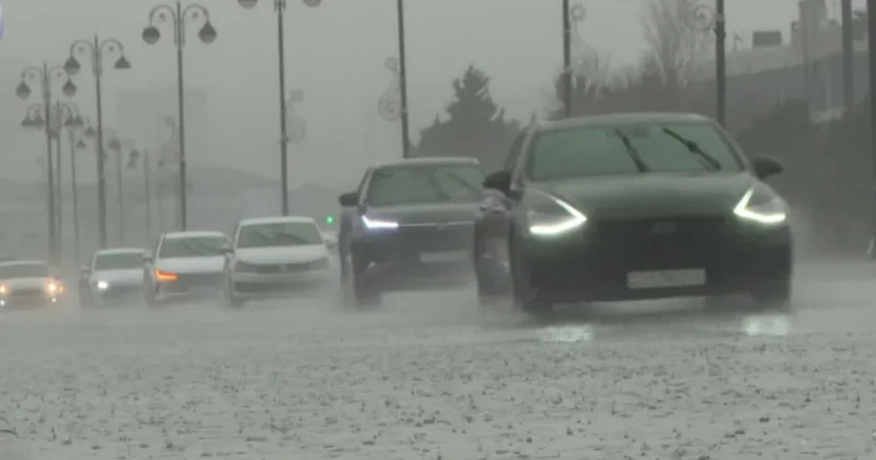 Yağışlı havada avtomobil niyə daha çox yanacaq yandırır?