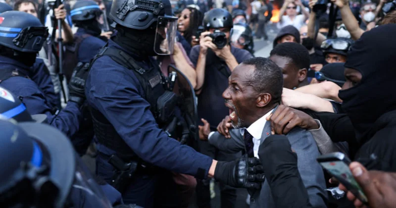 Fransada tələbə etirazları Mer onları polisdən qorumağa çalışdı Video