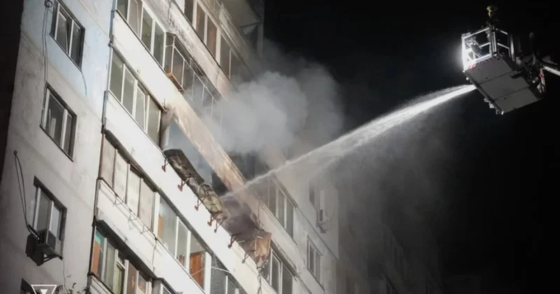 Российский беспилотник влетел в многоэтажку в Киеве: пожар и пострадавшие