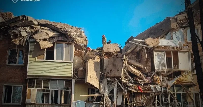 Российская ракета попала в пятиэтажку в Прилуках четыре человека погибли ФОТО