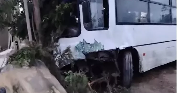 Bakıda avtobus QƏZASI: sürücü bu hala düşmüş maşından sağ çıxdı VİDEO
