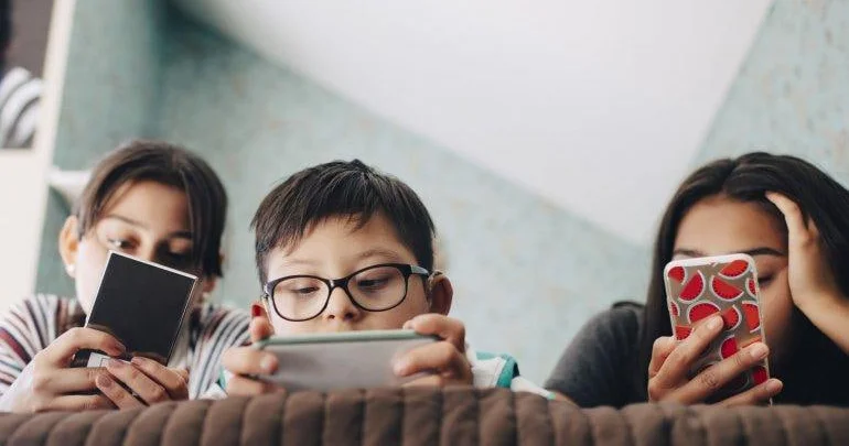 Valideynlərə XƏBƏRDARLIQ: Telefon və planşet uşaqların inkişafını kasıblıqdan daha çox ləngidir