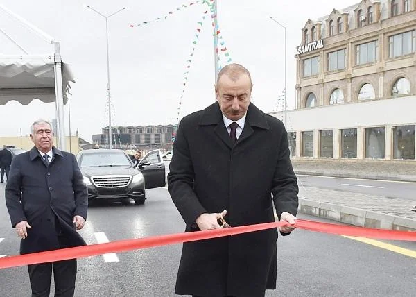 Prezident yeni yolun və parkın açılışında iştirak etdi