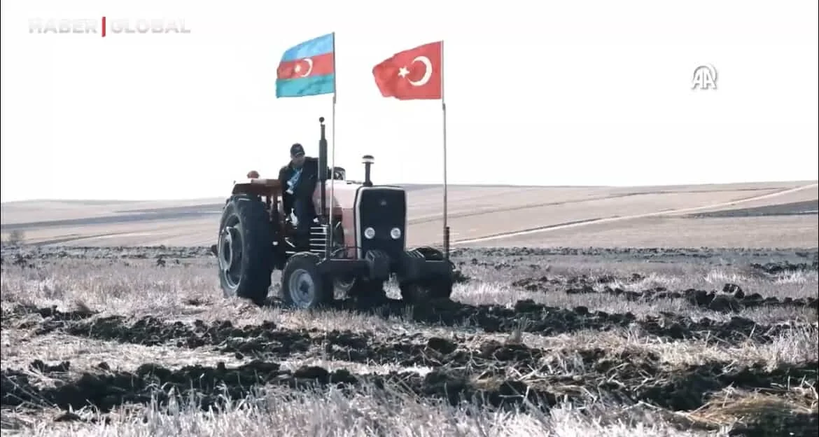 Türkiyəli fermer torpağa “Qarabağ Azərbaycandır, Qarabağ zəfəri 4 yaşında” yazıb