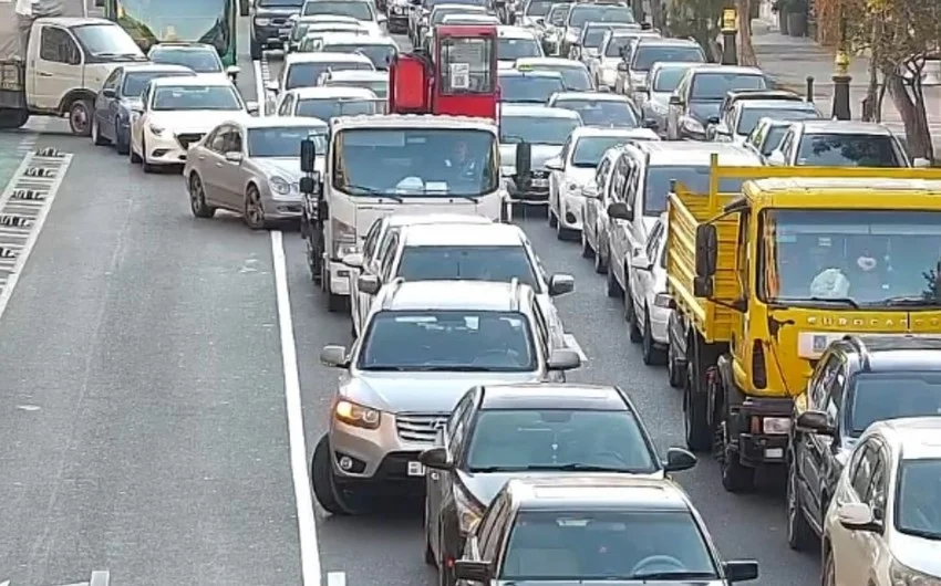 Bakının bəzi yollarında tıxac var Siyahı
