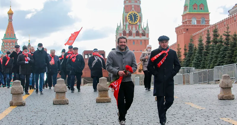 Неувядающие иллюзии: коммунисты предлагают узаконить Мавзолей, духовенство похоронить Ленина