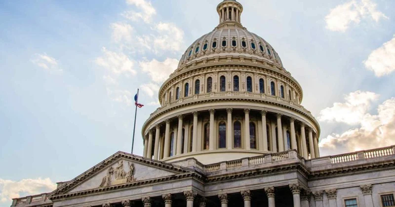 Tramp: Senatorlar şatdaunu dayandırmaqla bağlı razılığa gələnə qədər şəhəri tərk etməməlidir