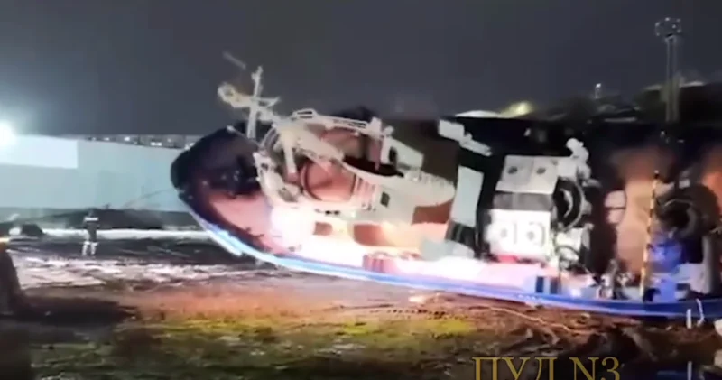 На Камчатке корабль с людьми завалился на бок ВИДЕО