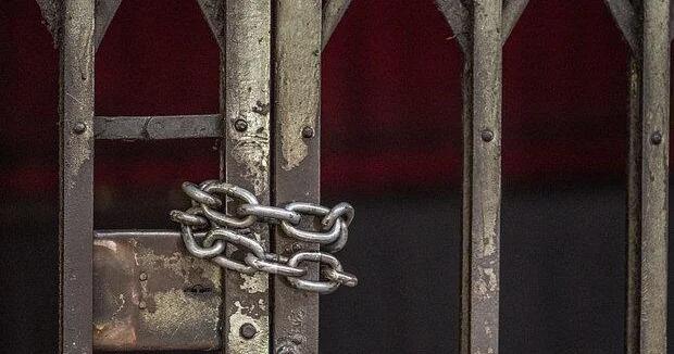 Юноша нарядился в костюм заключенного и оказался в тюрьме