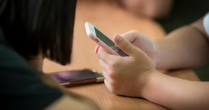 Будут ли в Азербайджане штрафовать родителей за использование учениками мобильных телефонов в школе?