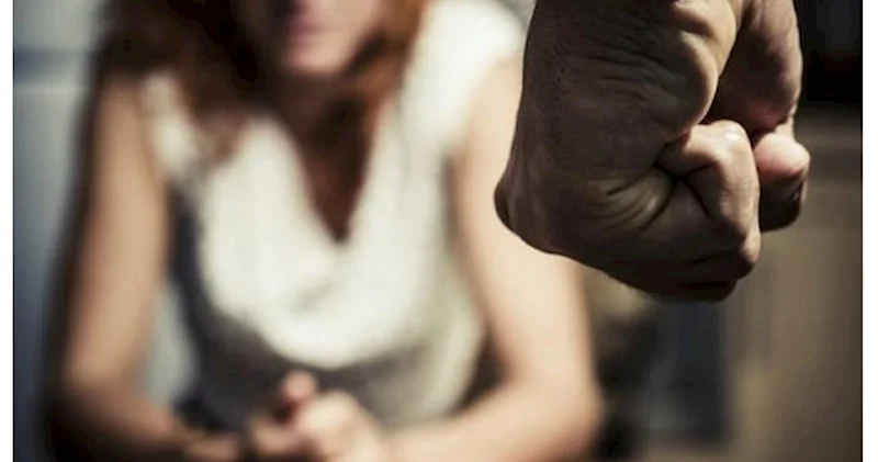 Bakıda 55 yaşlı kişi mahnıya qulaq asan arvadını döydü TƏFƏRRÜAT