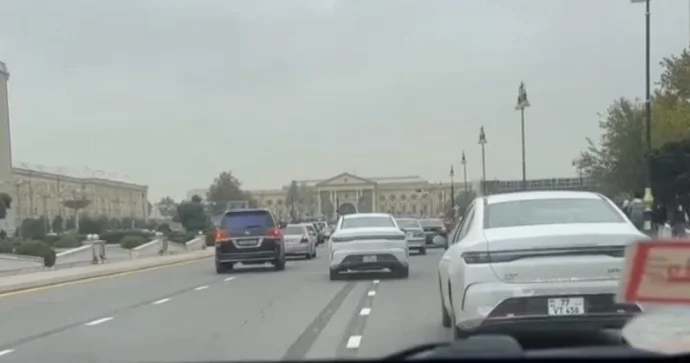 Bu küçədə hərəkət istiqaməti dəyişdirildi; sürücülər çaş baş qaldı VİDEO